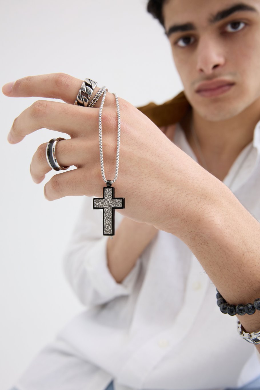 Halskette mit strukturiertem Charm-Kreuz – Silber Bild3